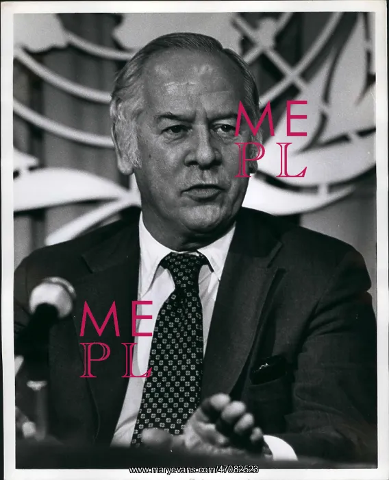 : Paul Warnke: At press briefing during the Arms : Paul Warnke: At press briefing during the Arms