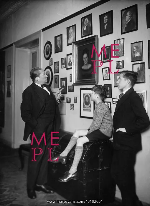 : Paul Wegener with his sons, 1927 : Paul Wegener with his sons, 1927