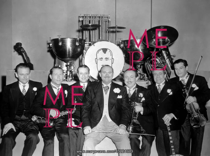 : Paul Whiteman (center) with members of his ? : Paul Whiteman (center) with members of his ?