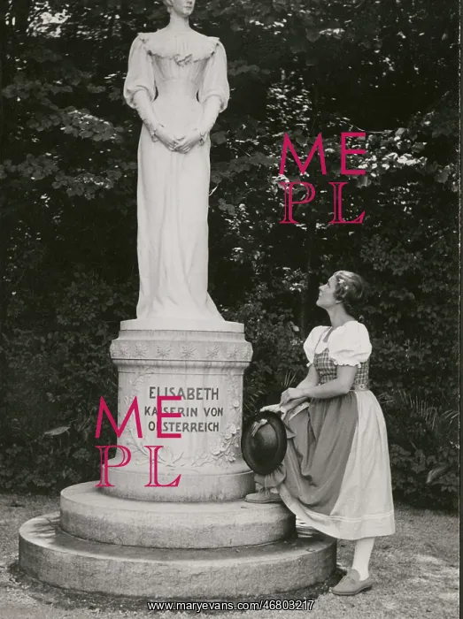 : Paula Wessely with statue of Empress Elisabeth : Paula Wessely with statue of Empress Elisabeth
