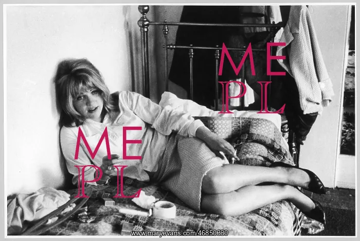 : Pauline Boty lying on bed : Pauline Boty lying on bed