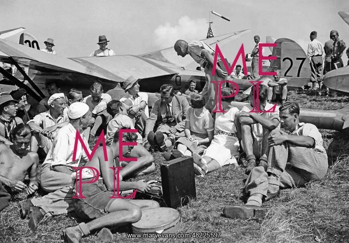 : Pause during a gliding competition, 1933 : Pause during a gliding competition, 1933