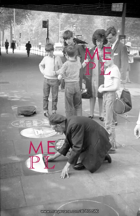 : A pavement artist under Hungerford Bridge : A pavement artist under Hungerford Bridge
