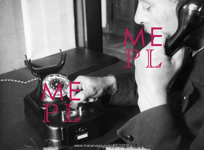 : Payphone. The Reichs-Post hat established new payphones. Photograph. Around 1935 : Payphone. The Reichs-Post hat established new payphones. Photograph. Around 1935