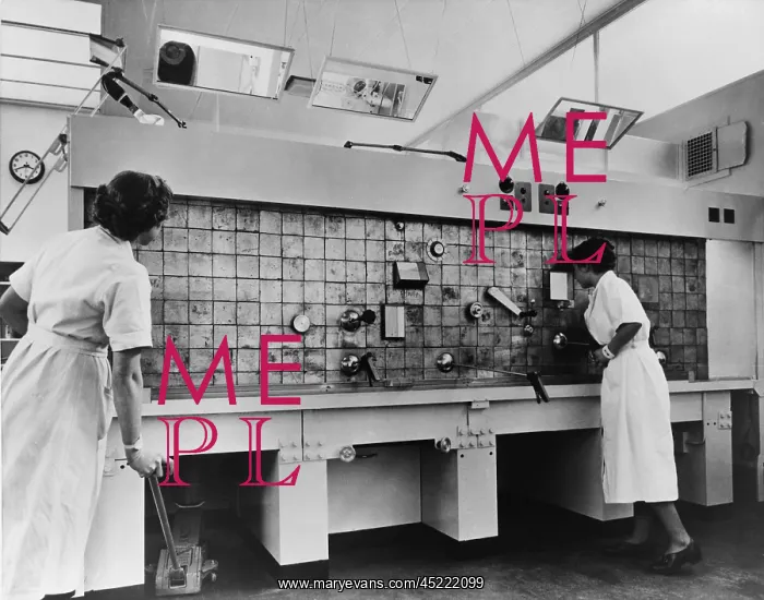 : Peaceful use of atom. Two female technicians ? : Peaceful use of atom. Two female technicians ?