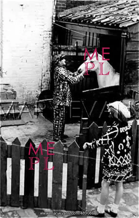 : PEARLY KING FEEDS HORSE : PEARLY KING FEEDS HORSE