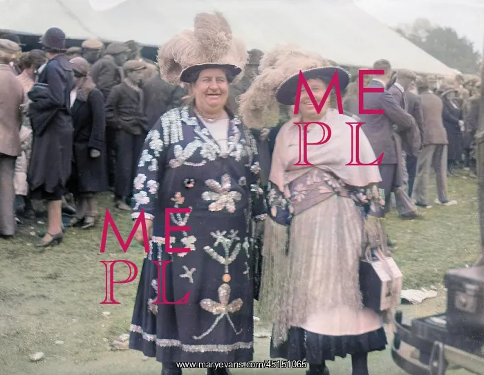 : Pearly Queens at Races : Pearly Queens at Races