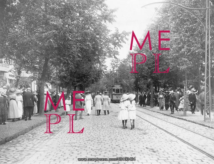 : Pedestrians in Allenstein, 1912 : Pedestrians in Allenstein, 1912