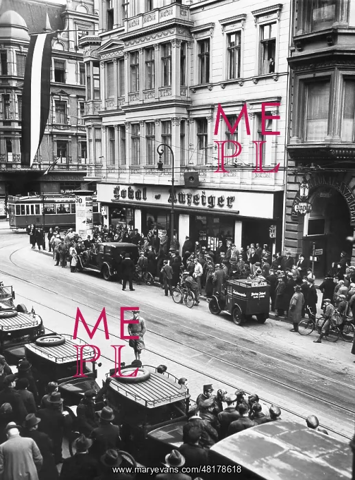 : Pedestrians listen to a speech of Hitler, which is transmitt : Pedestrians listen to a speech of Hitler, which is transmitt