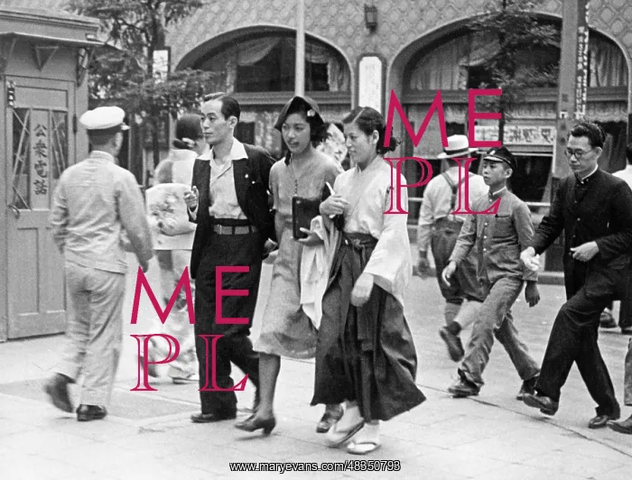 : Pedestrians in Tokyo, 1938 : Pedestrians in Tokyo, 1938