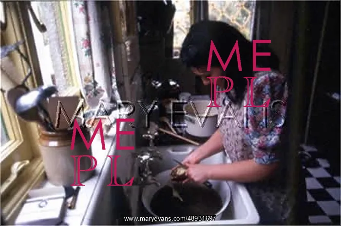 : PEELING POTATOES 1940S : PEELING POTATOES 1940S
