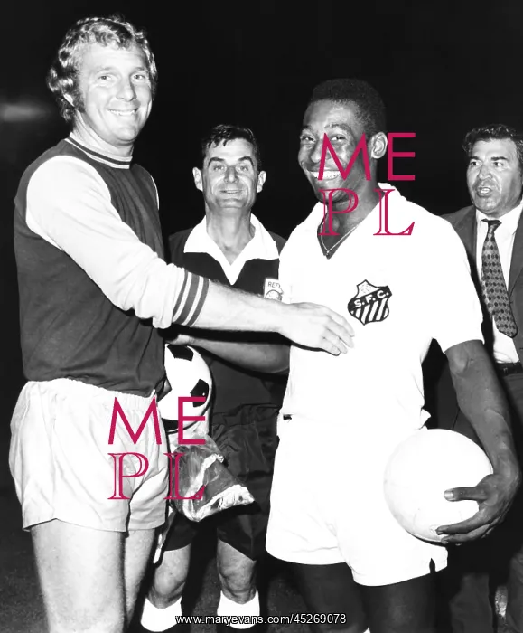 : Pele of Santos of Brazil with Bobby Moore, the : Pele of Santos of Brazil with Bobby Moore, the