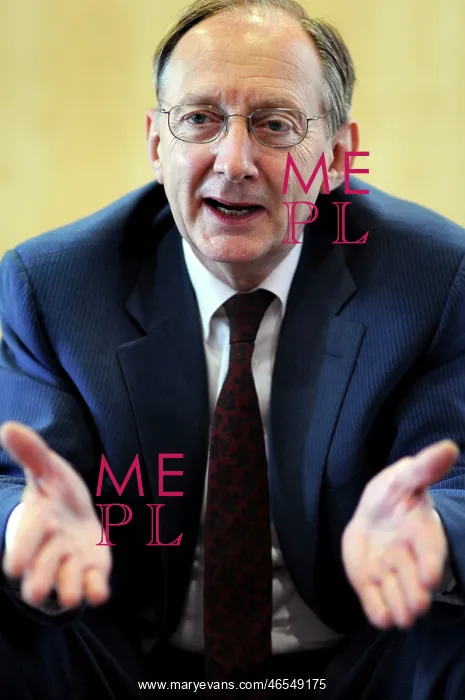 : PENDRY, John (1943). English theoretical physicist : PENDRY, John (1943). English theoretical physicist