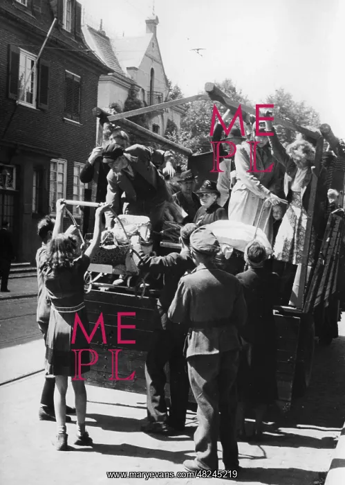 : People affected by air raids leave Cologne, 1943 : People affected by air raids leave Cologne, 1943
