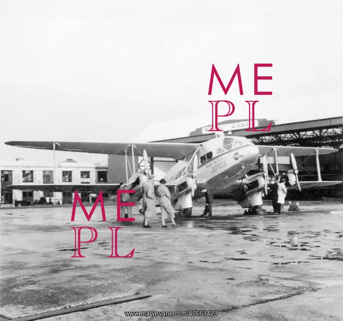 : People alongside a passenger plane, Croydon Aerodrome : People alongside a passenger plane, Croydon Aerodrome