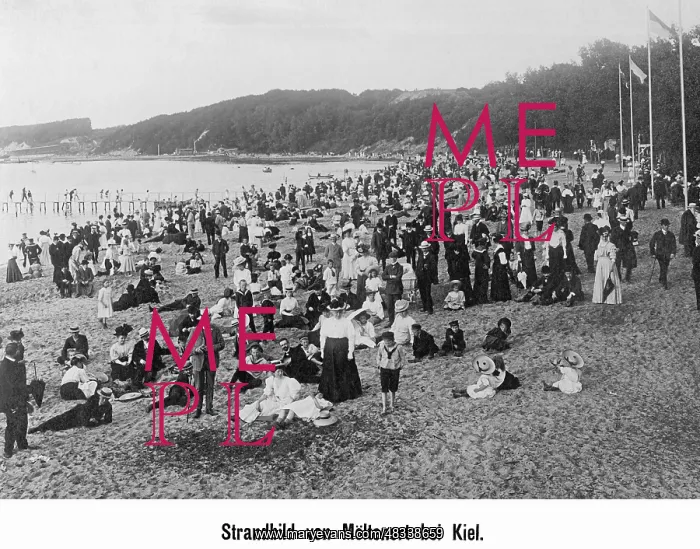 : People on a beach holiday, 1913 : People on a beach holiday, 1913
