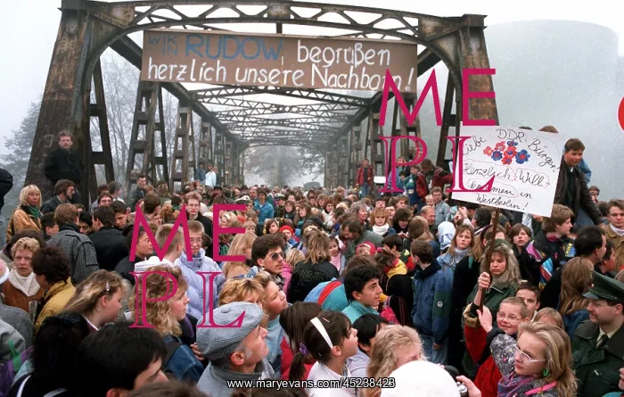 : People from Berlin welcome people from Berlin : People from Berlin welcome people from Berlin
