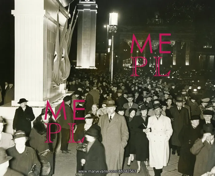 : People in front of the Brandenburg Gate, 1939 : People in front of the Brandenburg Gate, 1939