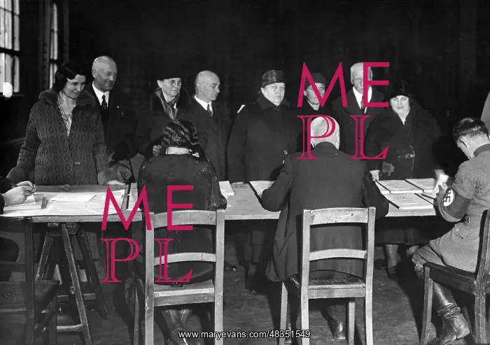 : People check the electoral rolls, 1933 : People check the electoral rolls, 1933