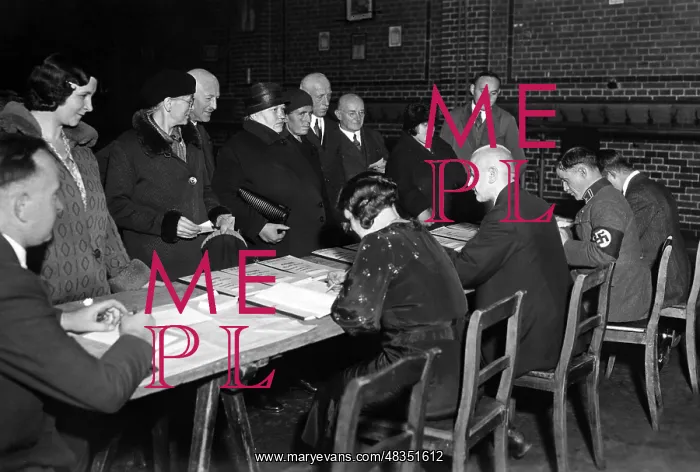 : People check the electoral rolls, 1933 : People check the electoral rolls, 1933