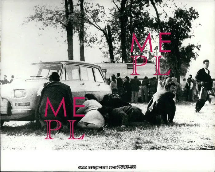 : People take cover from shooting, return of Peron from exile : People take cover from shooting, return of Peron from exile