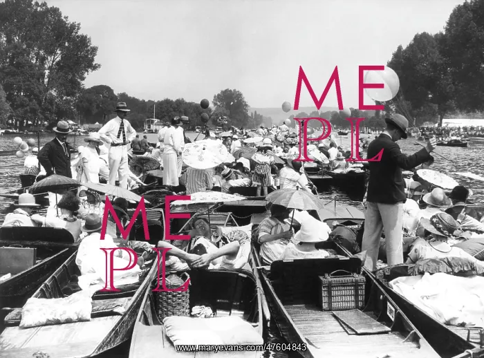 : People at a crowded regatta on the River Thames : People at a crowded regatta on the River Thames