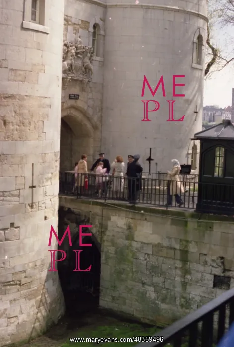 : People entering the Tower of London : People entering the Tower of London