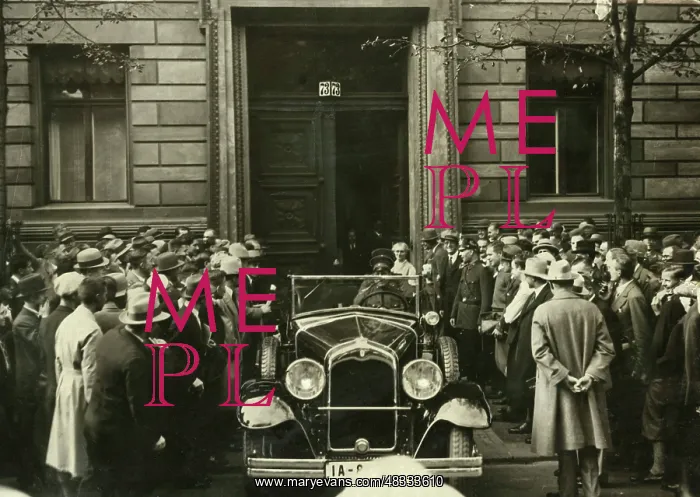 : People gathering in front of the Prussian Ministry : People gathering in front of the Prussian Ministry