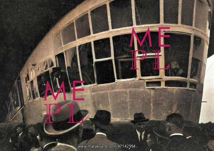 : People in and around the Graf Zeppelin airship : People in and around the Graf Zeppelin airship