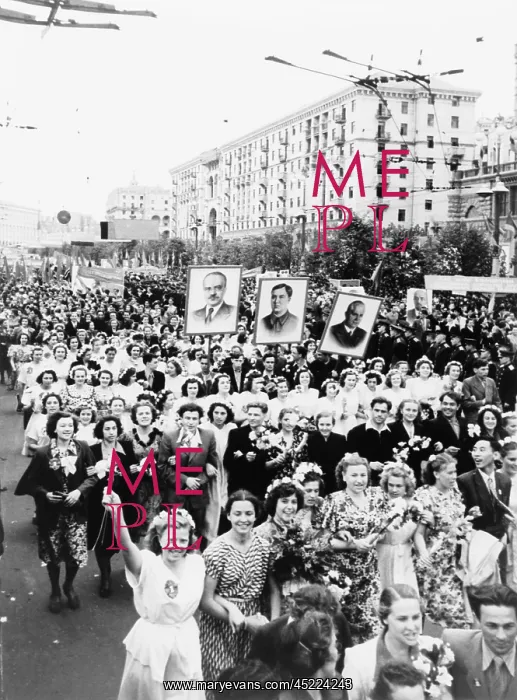 : People of Kiev at a demonstration to honor ? : People of Kiev at a demonstration to honor ?