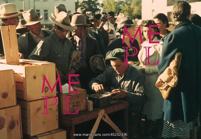 : People line up to receive surplus foods ? : People line up to receive surplus foods ?