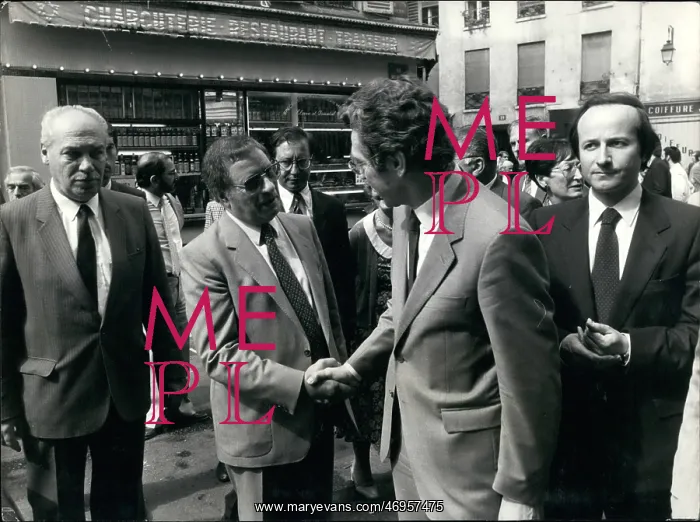  : People outside Jo Goldenberg Restaurant, Paris