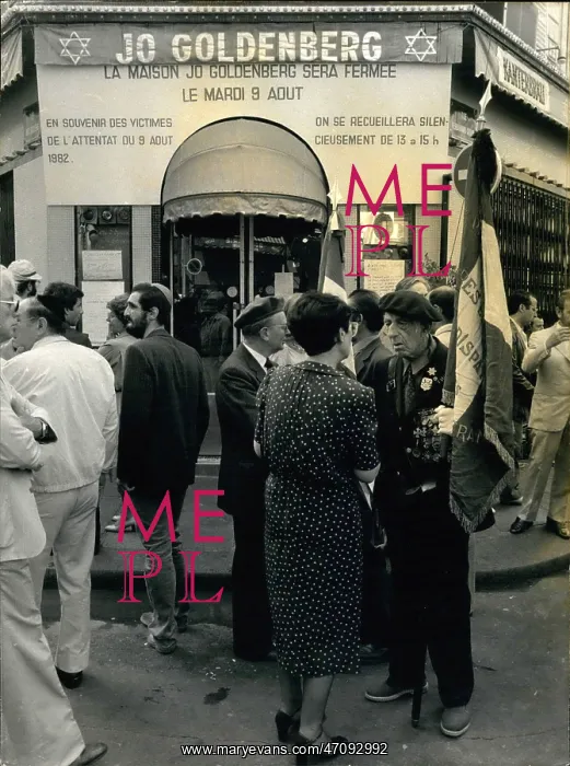 : People outside Jo Goldenberg Restaurant, Paris : People outside Jo Goldenberg Restaurant, Paris
