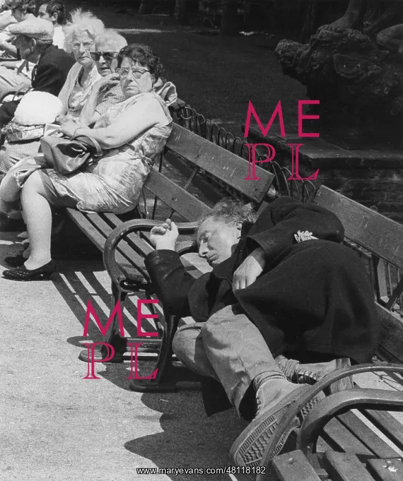 : People on park benches in the sunshine : People on park benches in the sunshine