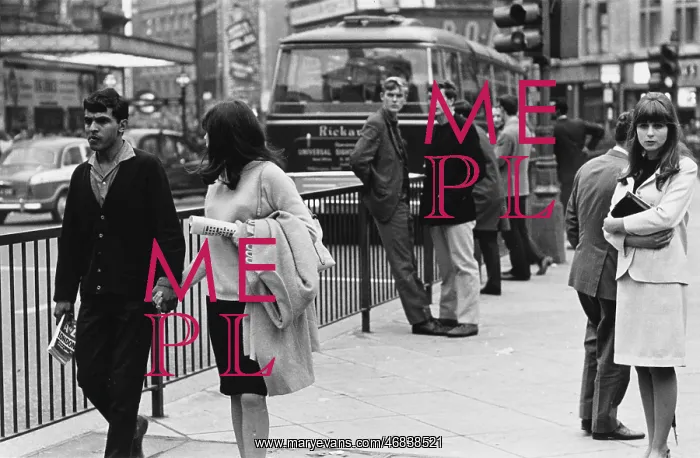 : People at Piccadilly Circus, London : People at Piccadilly Circus, London