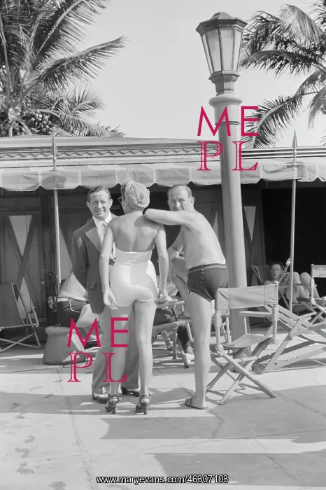: People - Poolside - Leisure - Vacation : People - Poolside - Leisure - Vacation