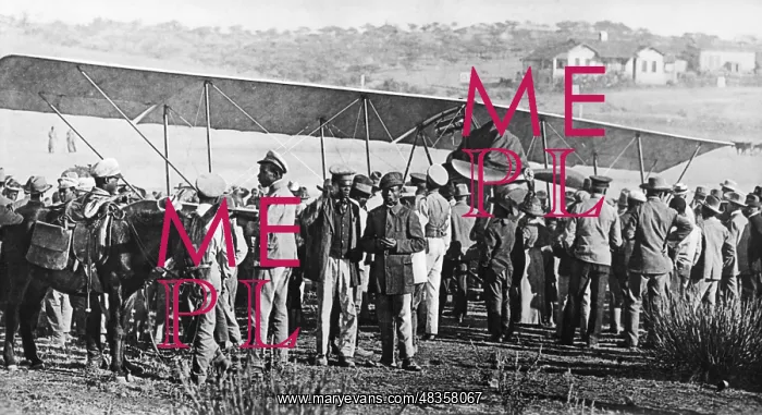 : People in front of a propeller plane in German : People in front of a propeller plane in German