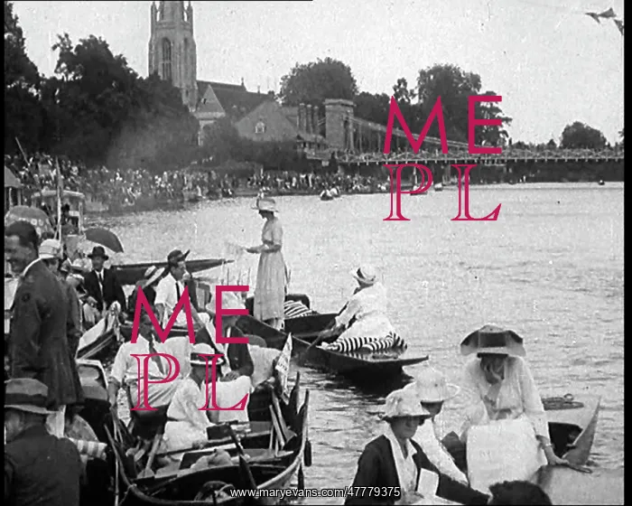 : People Punting Along the River Thames : People Punting Along the River Thames
