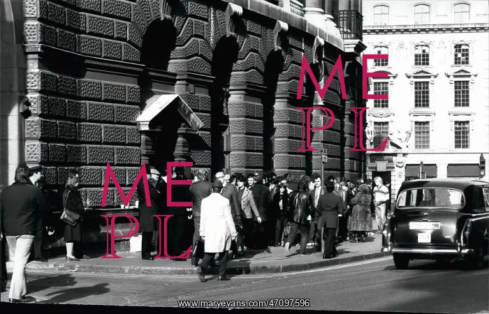 : People queue outside Old Bailey - Trial of Peter Sutcliffe : People queue outside Old Bailey - Trial of Peter Sutcliffe