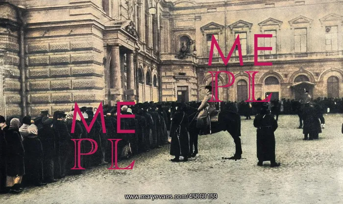 : People queueing for bread with police guard, Russia, WW1 : People queueing for bread with police guard, Russia, WW1