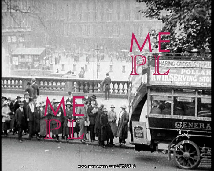 : People Queueing For A Bus In Trafalgar Square : People Queueing For A Bus In Trafalgar Square