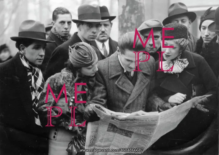  : People reading a newspaper
