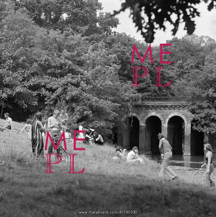 : People Relaxing In Parliament Hill Fields : People Relaxing In Parliament Hill Fields