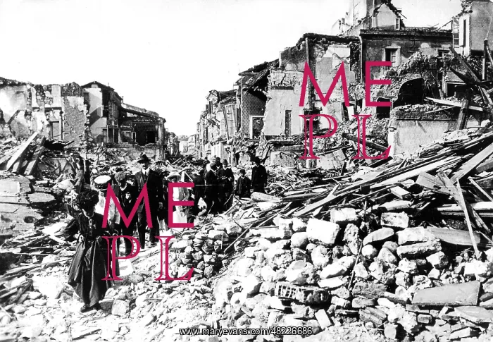 : People between the rubble after the earthquake in Messina : People between the rubble after the earthquake in Messina