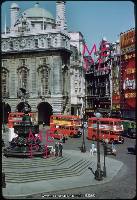 : People - Statue - Piccadilly Circus - London : People - Statue - Piccadilly Circus - London