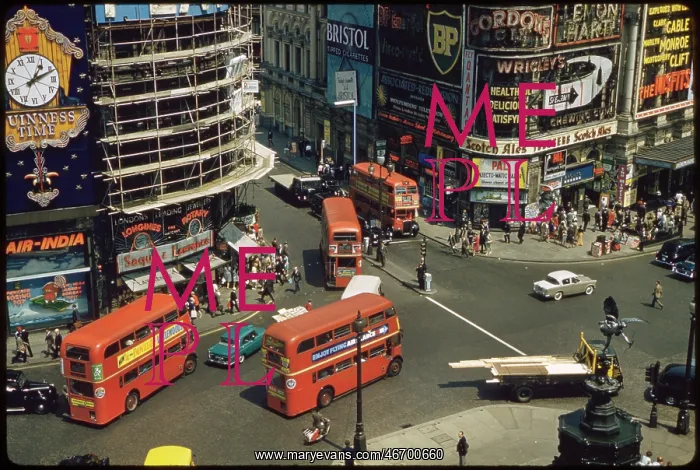 : People - Statue - Piccadilly Circus - London : People - Statue - Piccadilly Circus - London