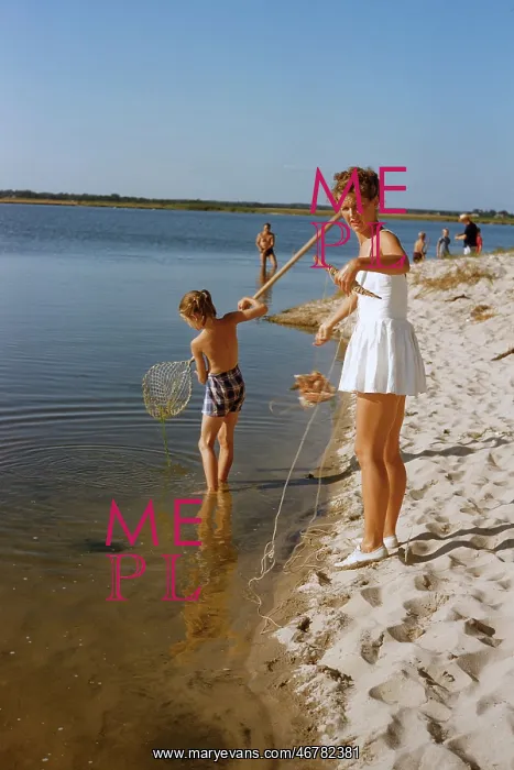 : People - summer - crabbing - beach : People - summer - crabbing - beach