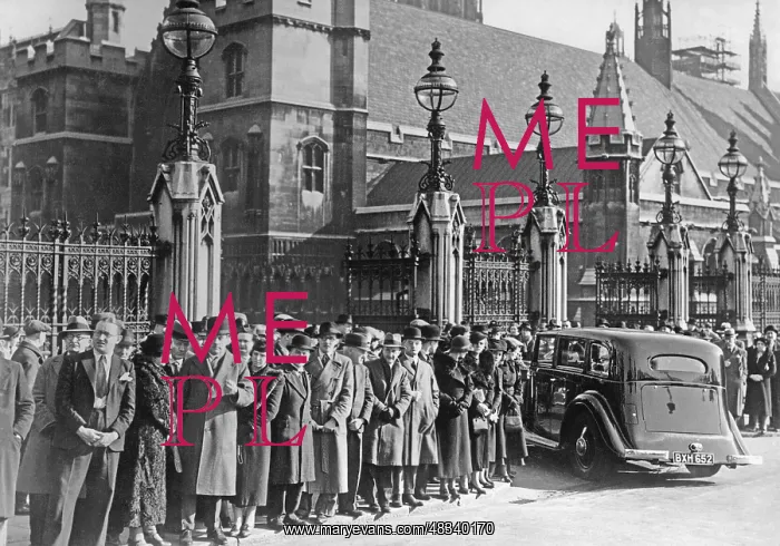 : People wait in front of the British Parliament, 1938 : People wait in front of the British Parliament, 1938