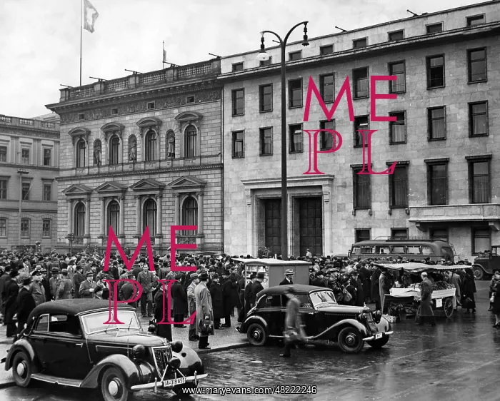 : People waiting the return of Hitler to Berlin after the : People waiting the return of Hitler to Berlin after the