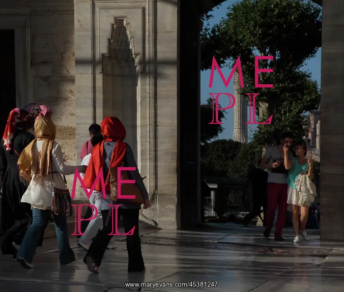 : People walking in the courtyard of the Sultan : People walking in the courtyard of the Sultan